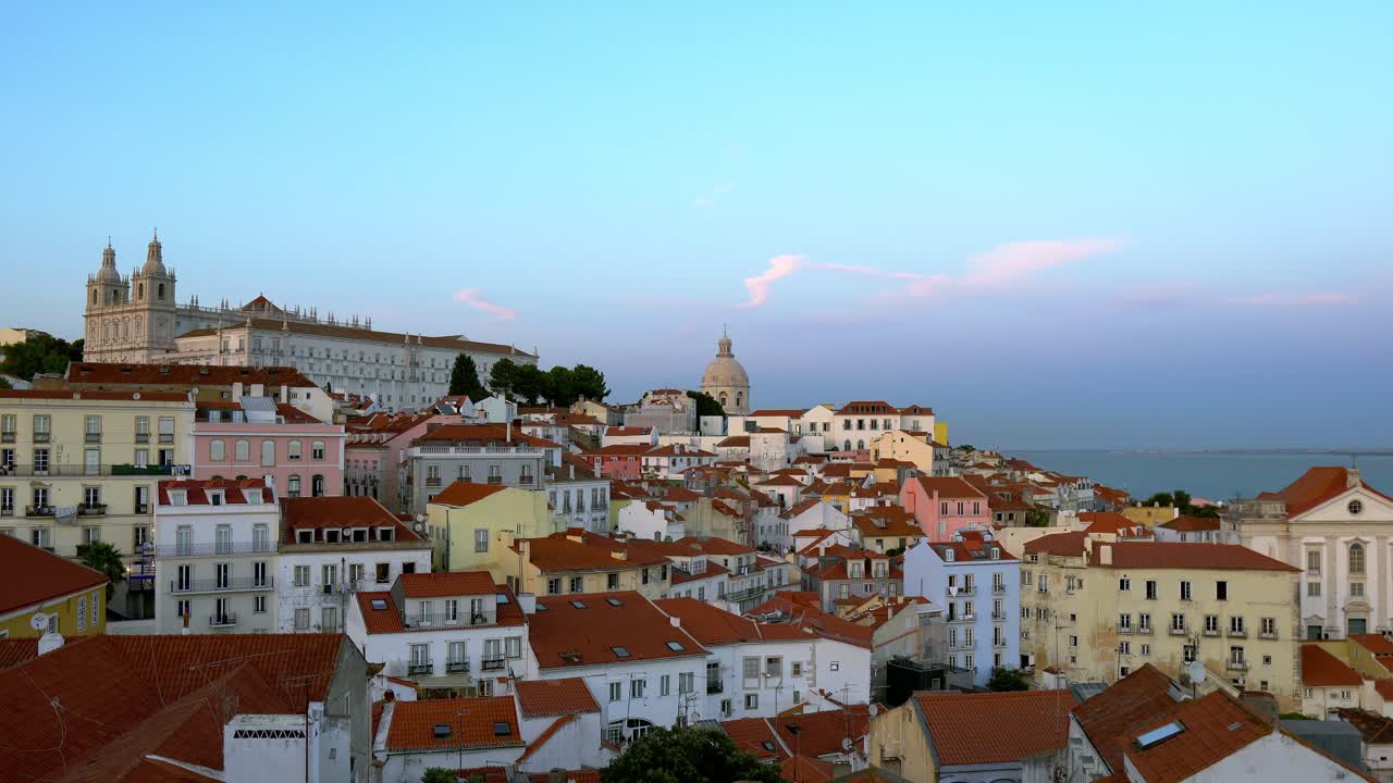 리스본, 포르투갈, 늦은 오후에 오래된 구역의 멋진 전망