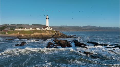 Punto-De-Paloma,-Pelícanos,-Faro,-California