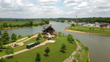 Volando-Sobre-El-Punto-De-La-Libertad-En-El-Parque-De-La-Libertad-En-Clarksville,-Tennesse