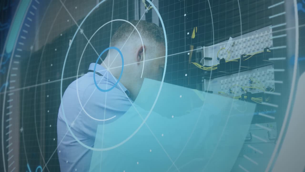 анимация сканирования и обработки данных над кавказским компьютерным сервером