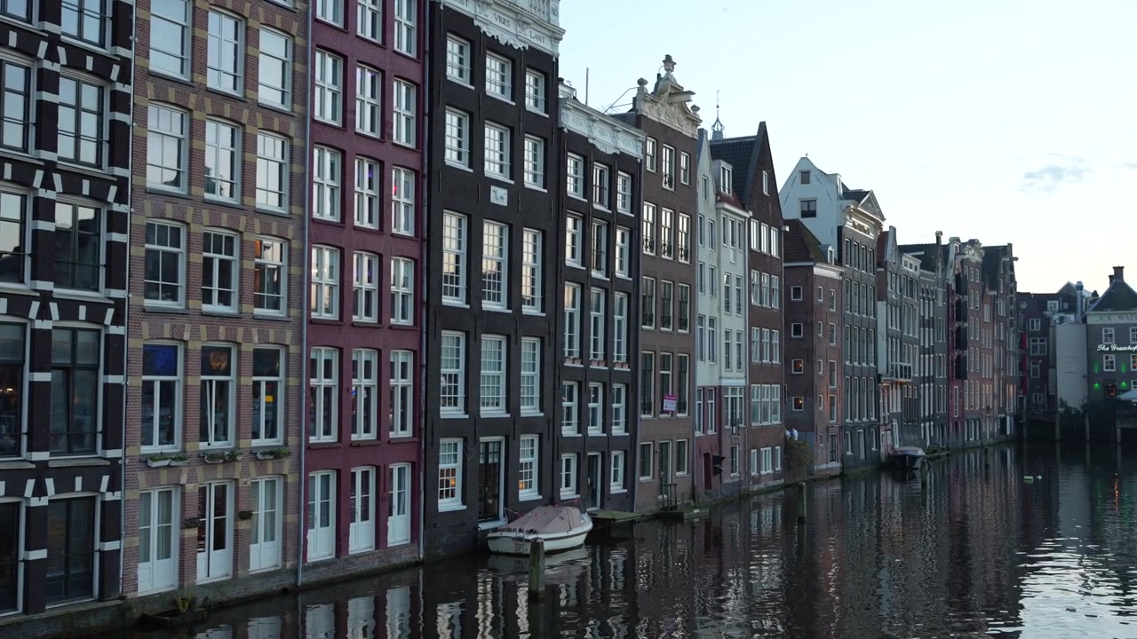 Casas coloridas a lo largo de un canal en Ámsterdam. Arquitectura tradicional holandesa.