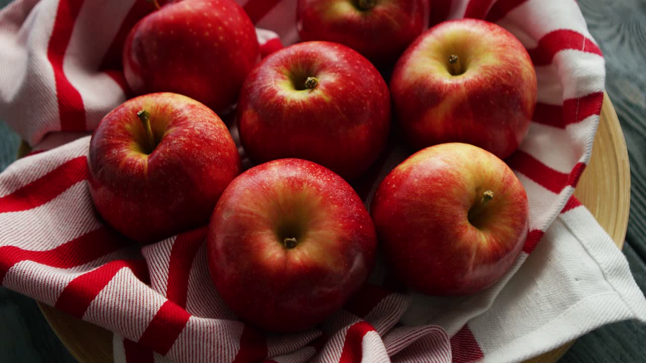 냅킨에 신선한 사과