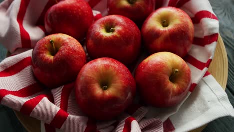 manzanas frescas en servilleta