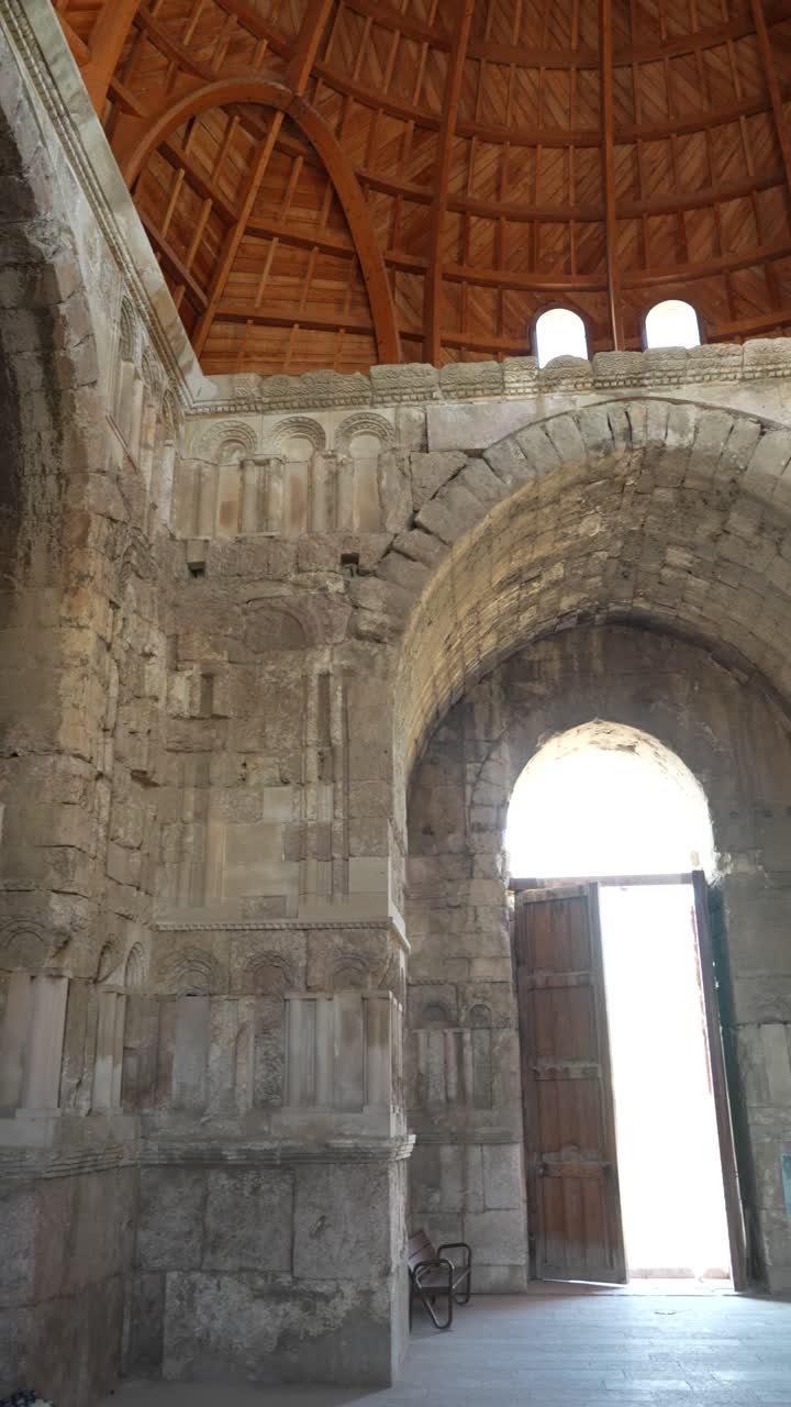 Vista verticale di antiche rovine con superfici in pietra texturizzata
