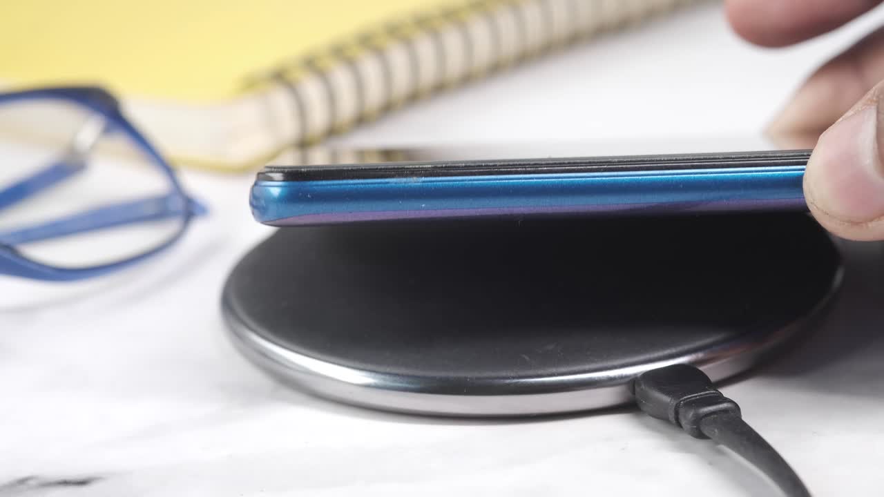 carga inalámbrica de un teléfono inteligente en una plataforma de carga