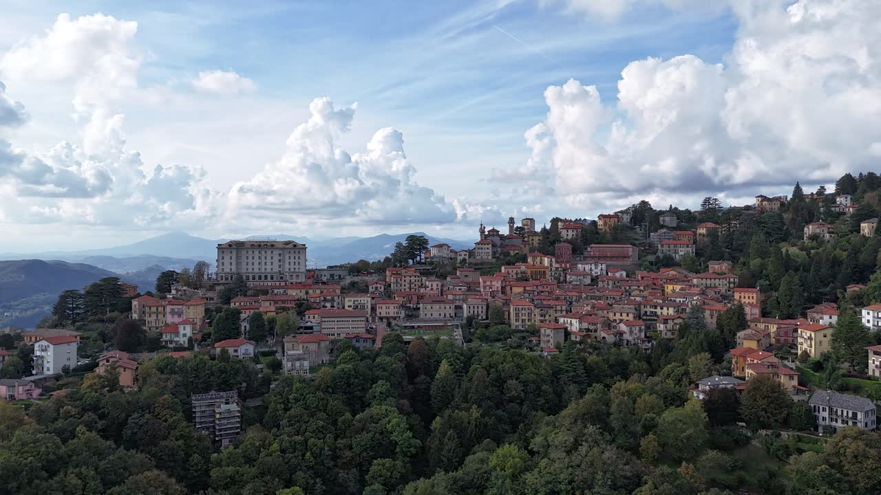 un hiperlapso de una ciudad de montaña