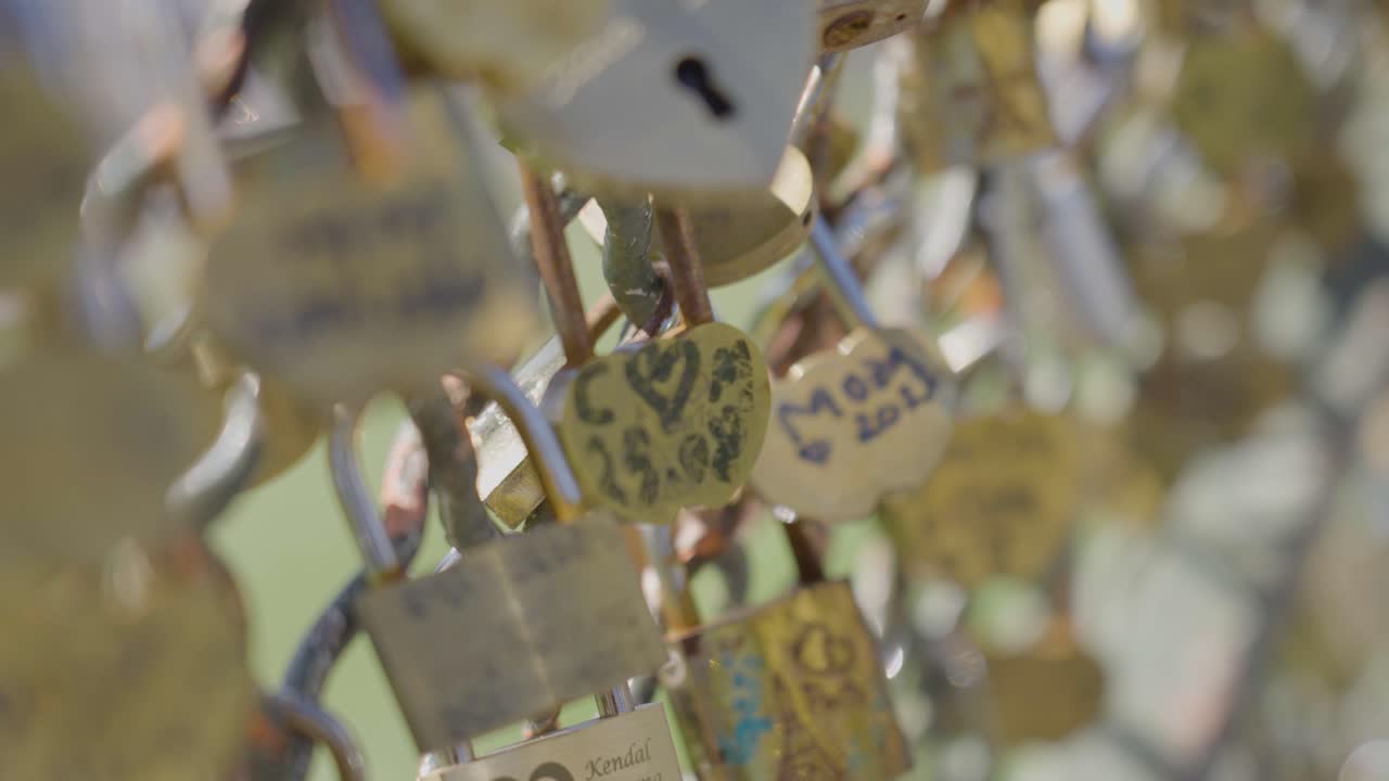 primer plano de los candados de amor en la valla metálica en parís, francia 2
