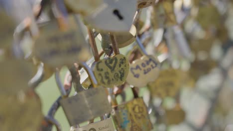 Cerca-De-Candados-De-Amor-En-La-Valla-Metálica-En-París,-Francia-2