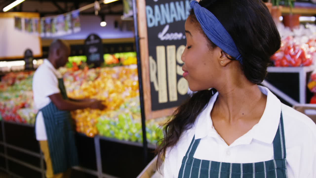 retrato de personal sonriente sosteniendo un bloc de notas