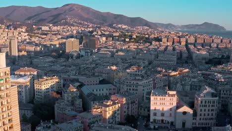 Rückzug-Aus-Der-Luft-Mit-Blick-Auf-Die-Skyline-Von-Genua,-Einzigartiger-Genuesischer-Architekt