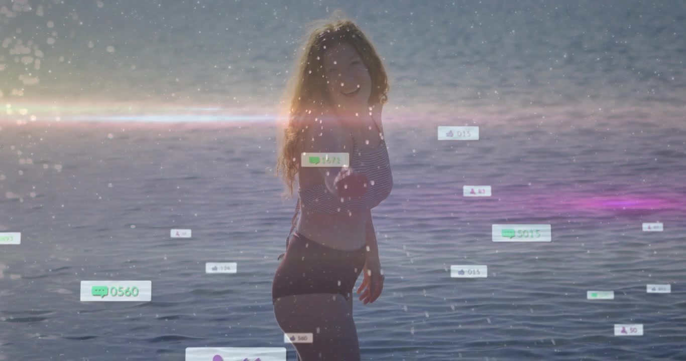 Giovane donna felice in acqua con sovrapposizioni di social media.