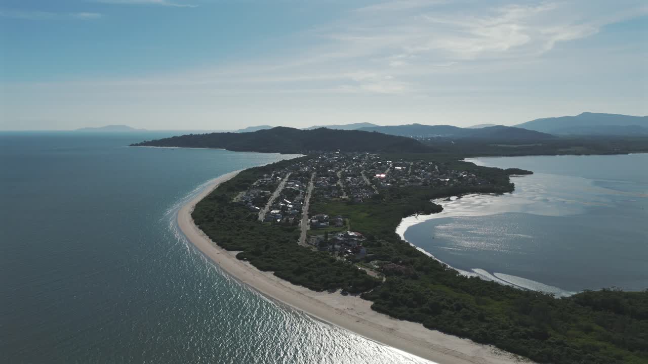 vista de pájaro de la hermosa playa de daniela, un paraíso en la isla de florianópolis