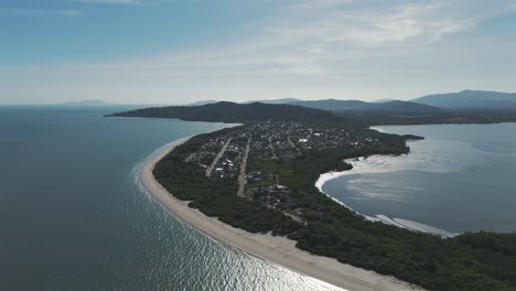 Vogelperspektive-Des-Wunderschönen-Daniela-Strandes,-Ein-Paradies-Auf-Der-Insel-Florianopolis