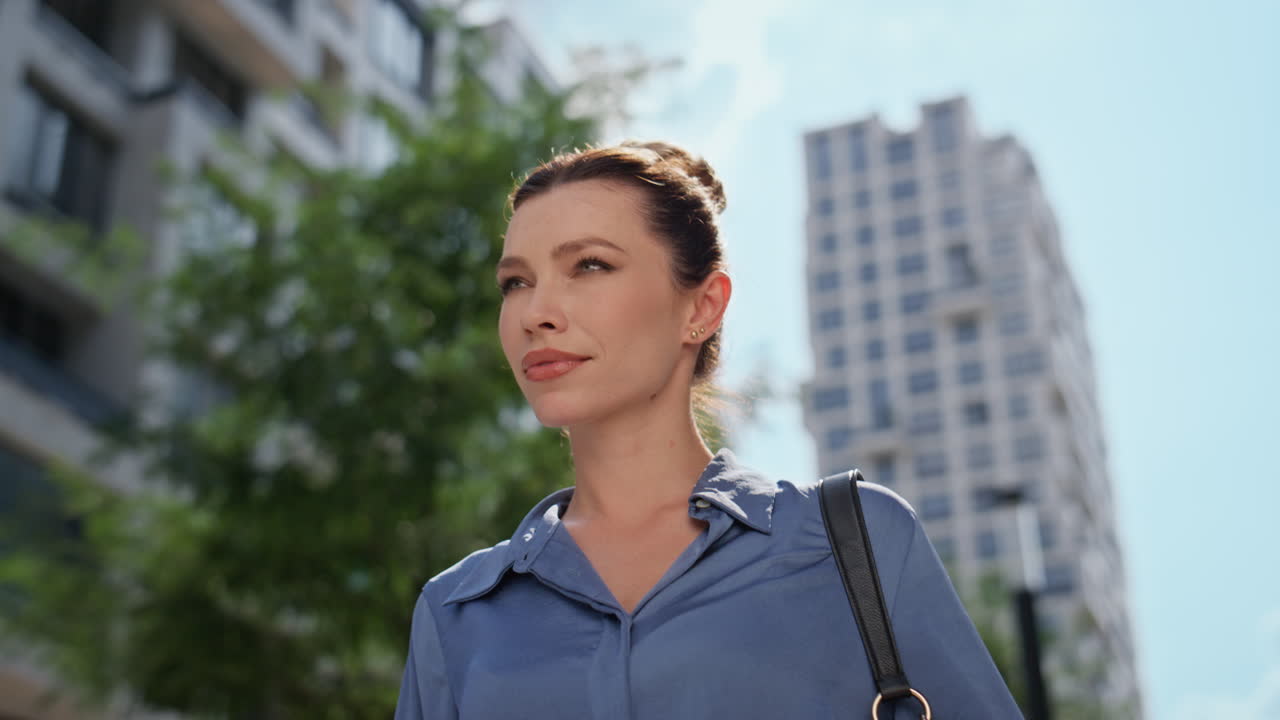 mujer de negocios confiada yendo a la ciudad de cerca. hermosa gerente corporativa viaja
