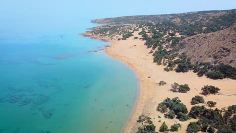 un día soleado en la hermosa isla de gavdos, playa de agios ioannis, grecia