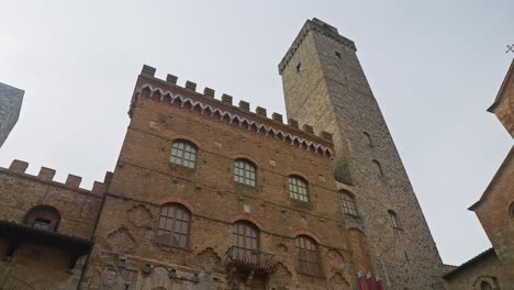 torre y chimeneas en la ciudad medieval de san gimignano en siena, toscana, centro-norte de italia