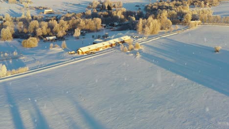 Altes-Backsteingebäude-Bei-Schneefall-In-Der-Wintersaison,-Luftdrohnenansicht