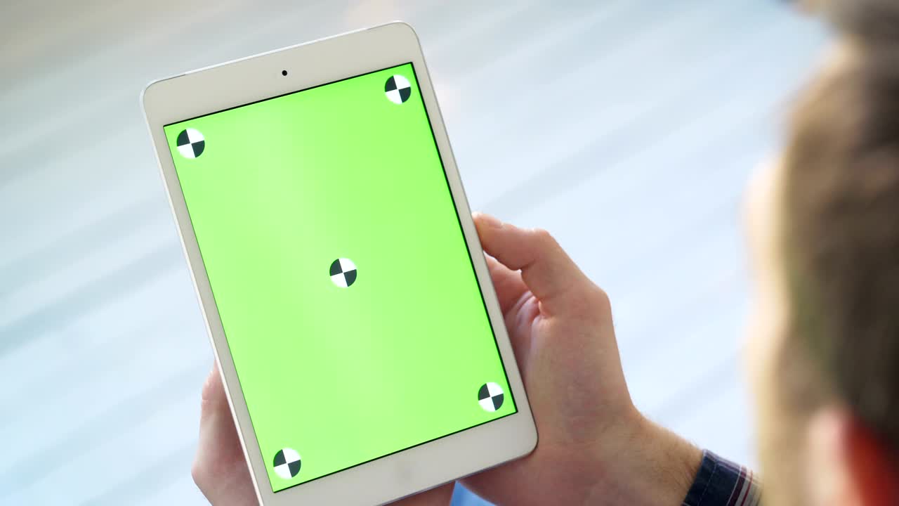 el dedo se mueve deslizando la computadora inteligente