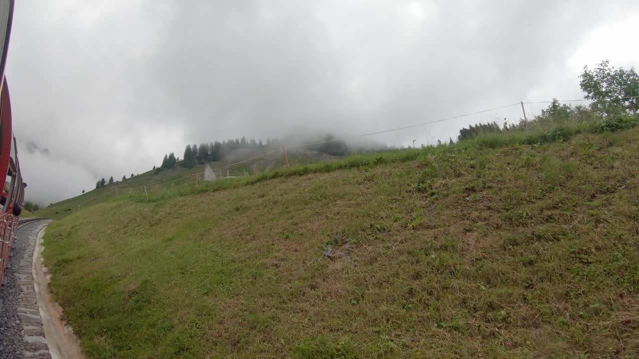 인기 있는 관광지 브리엔츠 로트호른 코그 열차, 스위스 알프스에서 보기