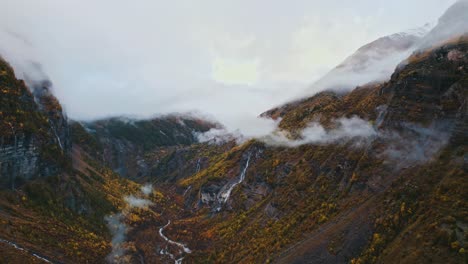 Sereno-Valle-Montañoso-En-Francia-Durante-La-Temporada-De-Otoño