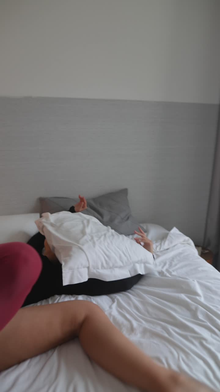 Mulher praticando ioga no quarto