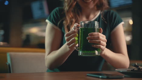 Grüner-Bierkrug.-Nahaufnahme.-Wir-Feiern-Den-St.-Patrick&#39;s-Day-In-Einem-Pub.