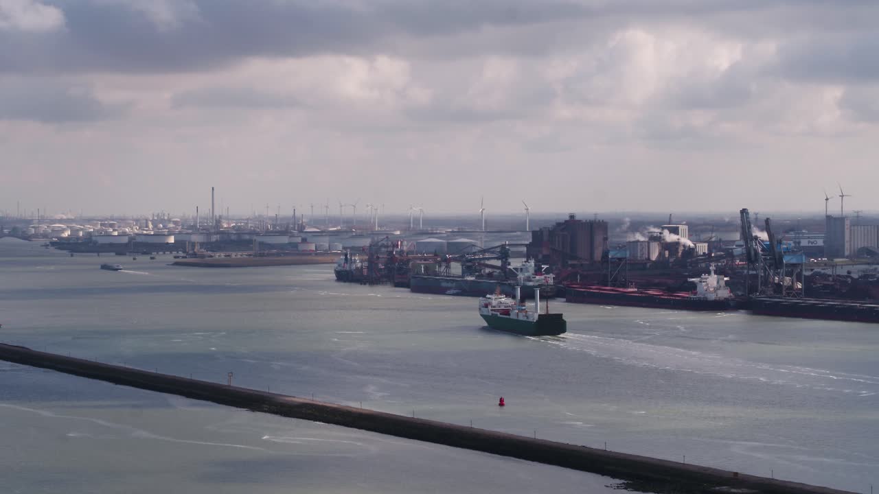 다양한 정박 중인 선박이 있는 로테르담 항구의 광각 샷의 매끄러운 이지인 푸티지