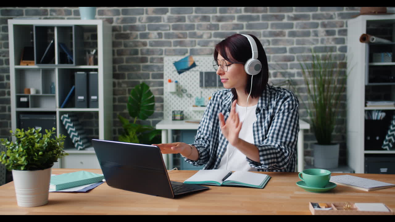 Mujer trabajando desde casa en una computadora portátil