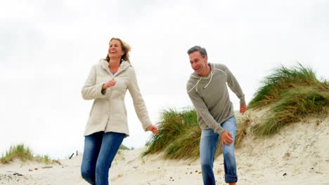 pareja madura disfrutando en la playa