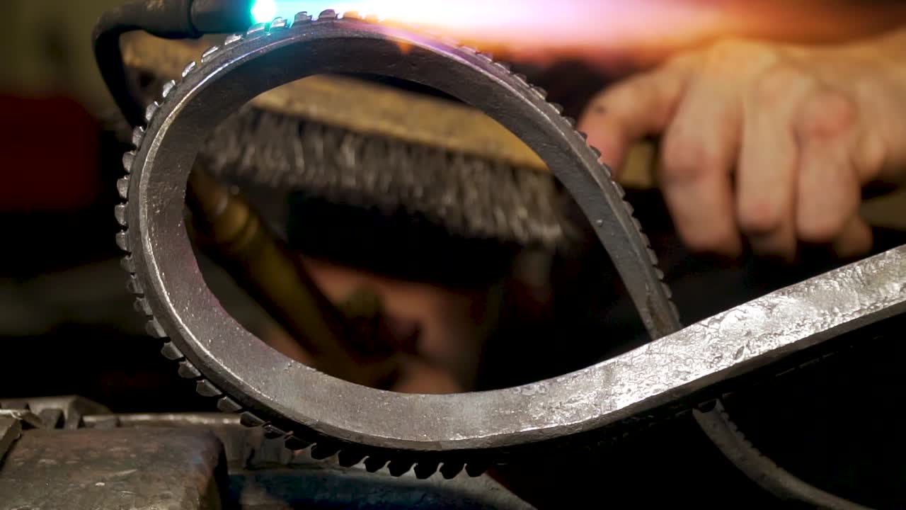 120fps 슬로우 모션으로 대장장이 금속 단조