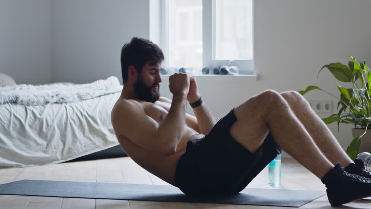 집에서 크런치를 하는 남자