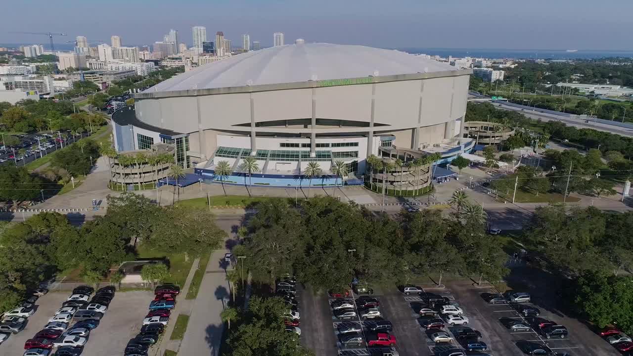 vídeo de drones aéreos de 4k de tropicana field y estacionamientos completos junto a la interestatal 275 en el centro de st.