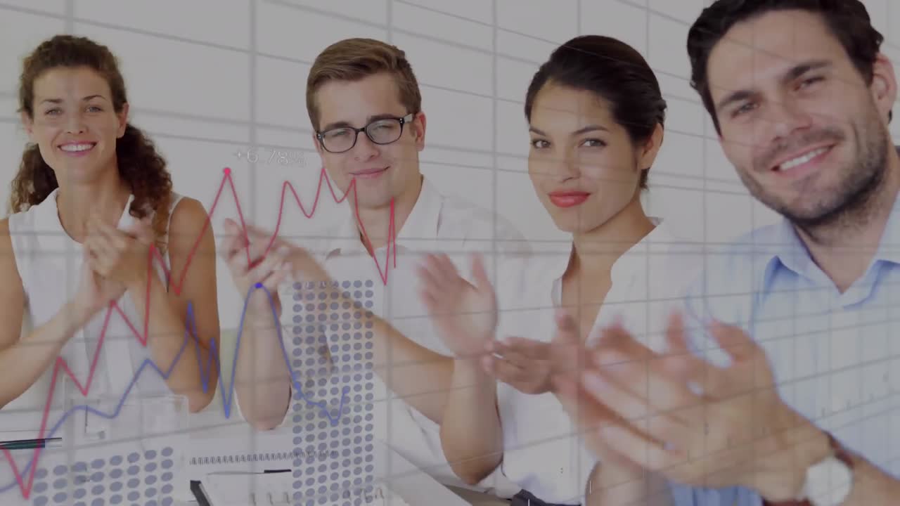 анимация обработки финансовых данных над различными деловыми людьми в офисе