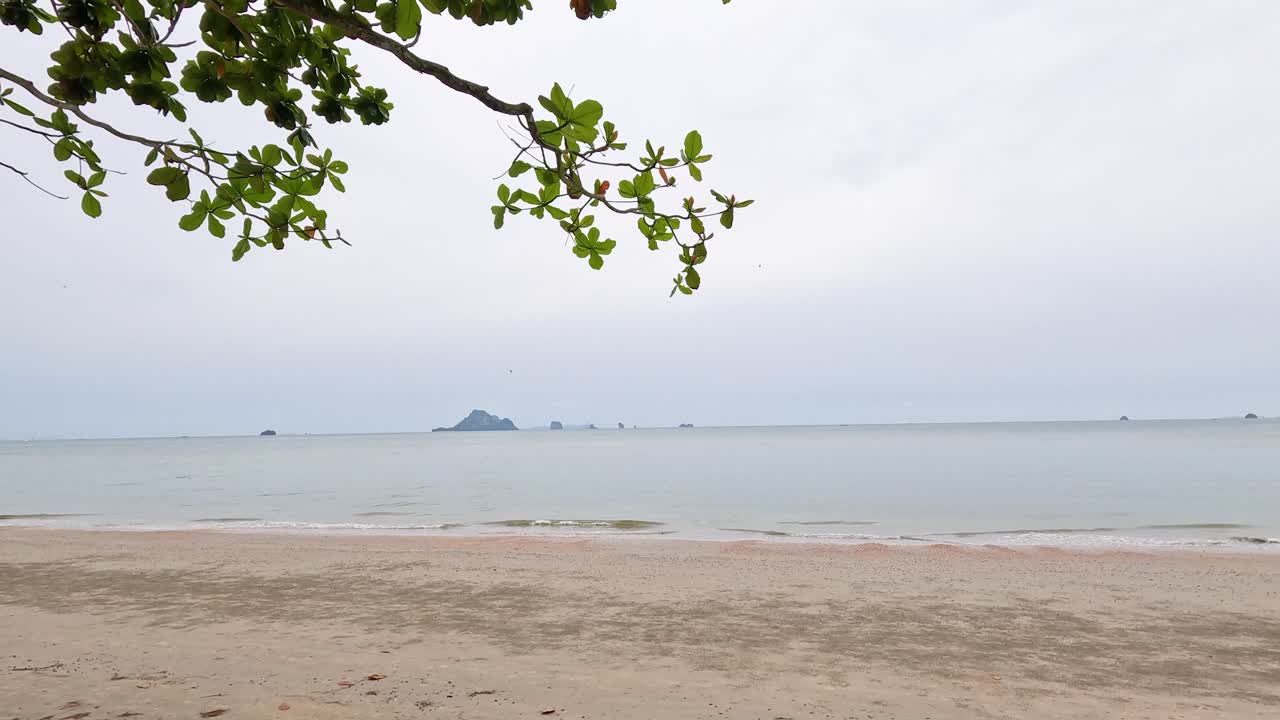 노파라트 타라 해변의 평온한 바다와 하늘