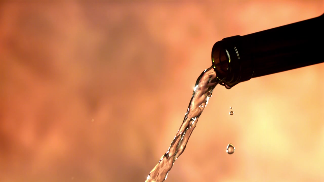 Liquido Dorato che si Versa da una Bottiglia al Rallentatore