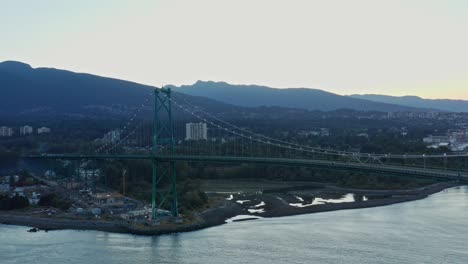 Weitwinkelaufnahme-Nähert-Sich-Der-Lions-Gate-Bridge,-Vancouver,-Kanada