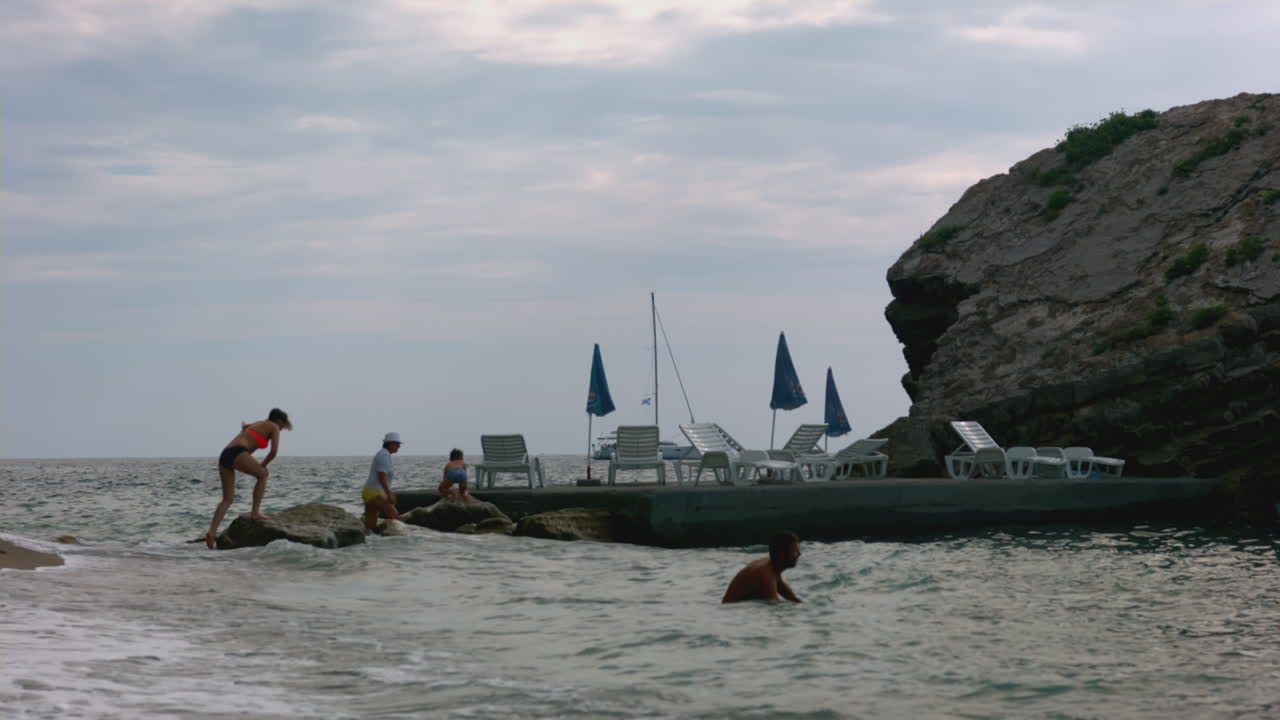 물 을 즐기는 사람 들 과 함께 해변 장면