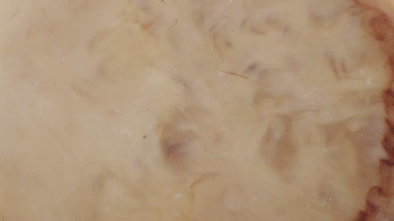 차가운 커피 한 잔에 우유를 부어 넣고, 테이블 아래에서 정적 을 니다.