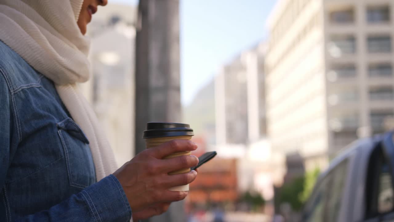 히자브를 입은 젊은 여성이 도시를 돌아다니고 있습니다.