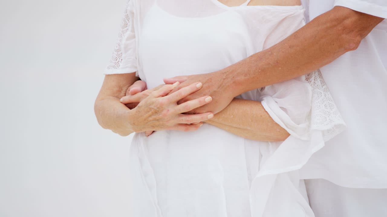 un hombre y una mujer amantes, una pareja caucásica en la playa.