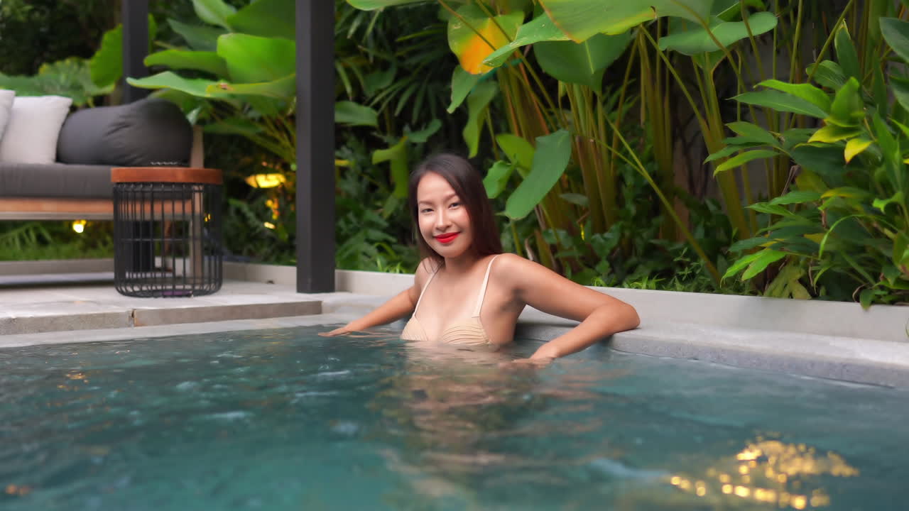 수영장 구석에서 휴식을 취하고 있는 매력적인 여성