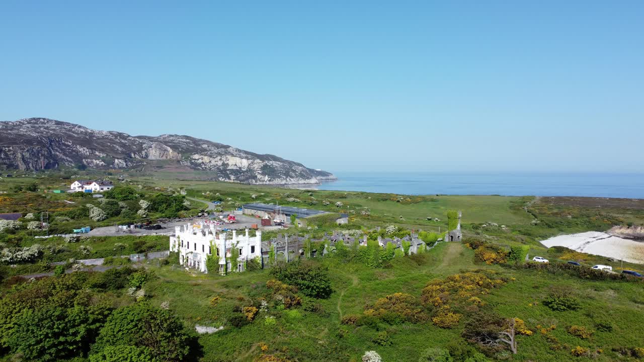 군인들은 역사적인 홀리헤드 방파제 웨일스 산의 버려진 유적 부지를 향한 집 조감도를 가리키고 있습니다.