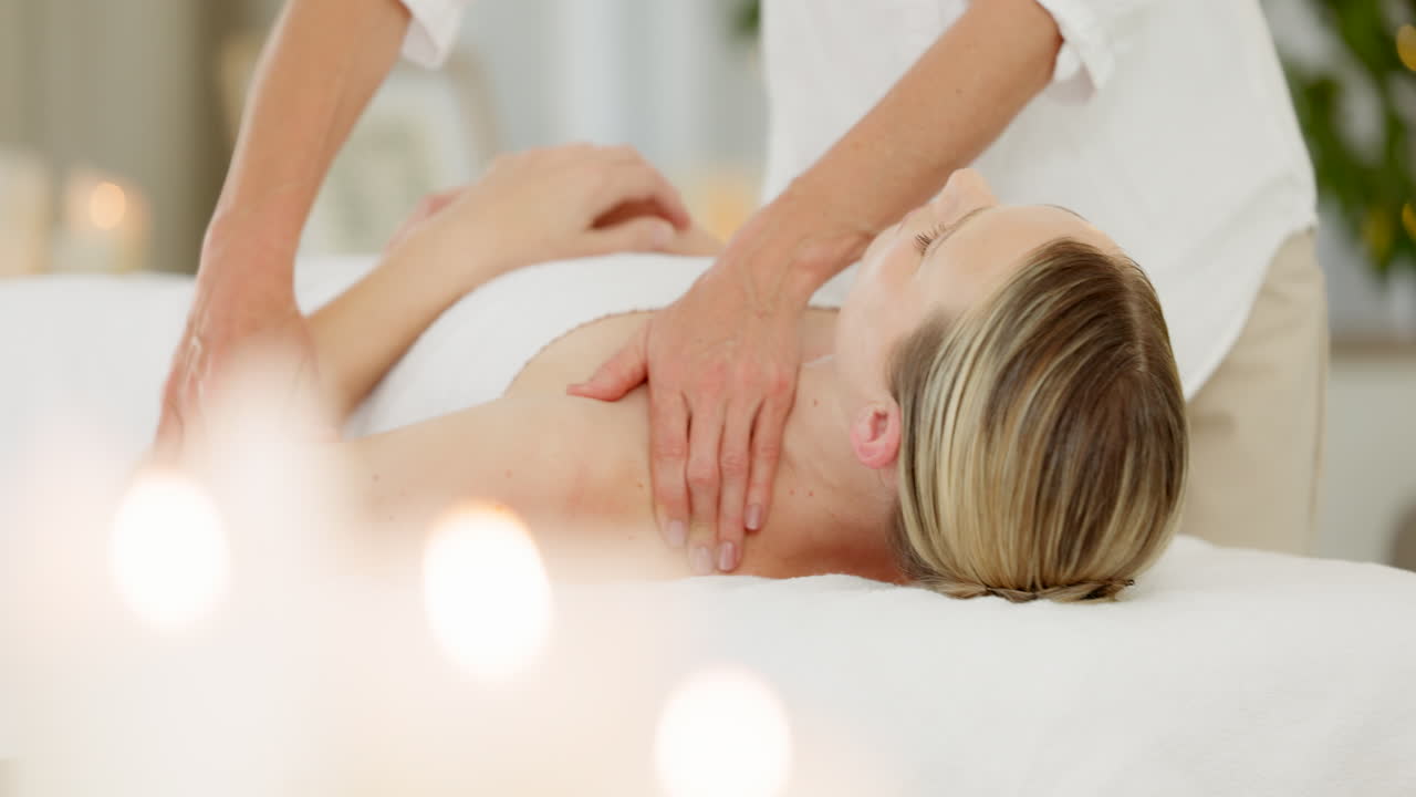 Massage, afslapning og spa med en liggende kvindelig kunde