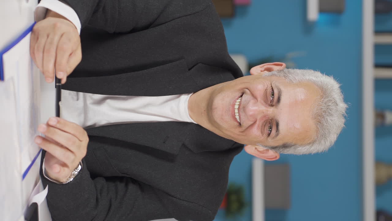 video vertical de un trabajador de oficina en casa que hace un guiño a la cámara.