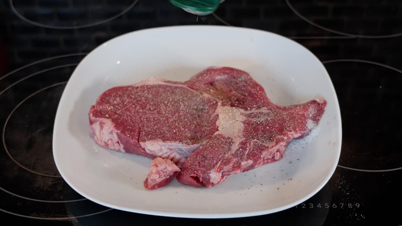 접시 에 김 을 넣고  에 고추 를 인 원시 김