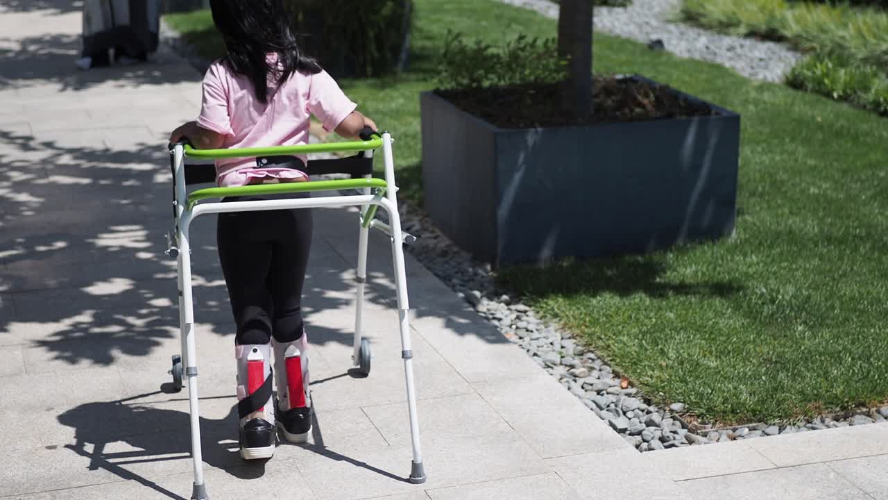 joven usando un andador al aire libre