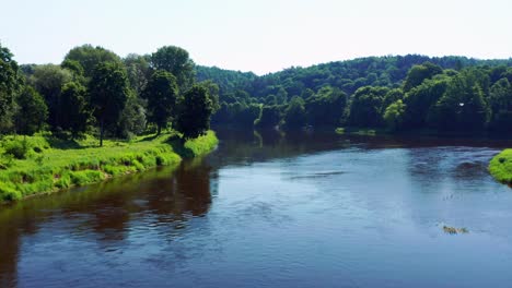 Malerischer-Blick-Auf-Kristallklares-Wasser-Mit-Spiegelreflexionen-Im-Neris-Fluss-In-Europa