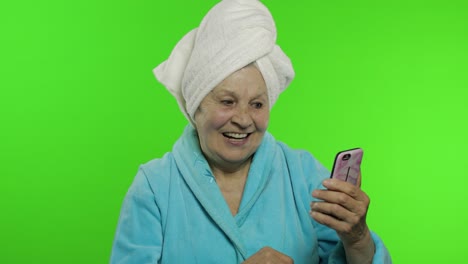 Abuela-Anciana-En-Bata-De-Baño.-Anciana-Usando-Teléfono-Móvil-Para-Videollamada