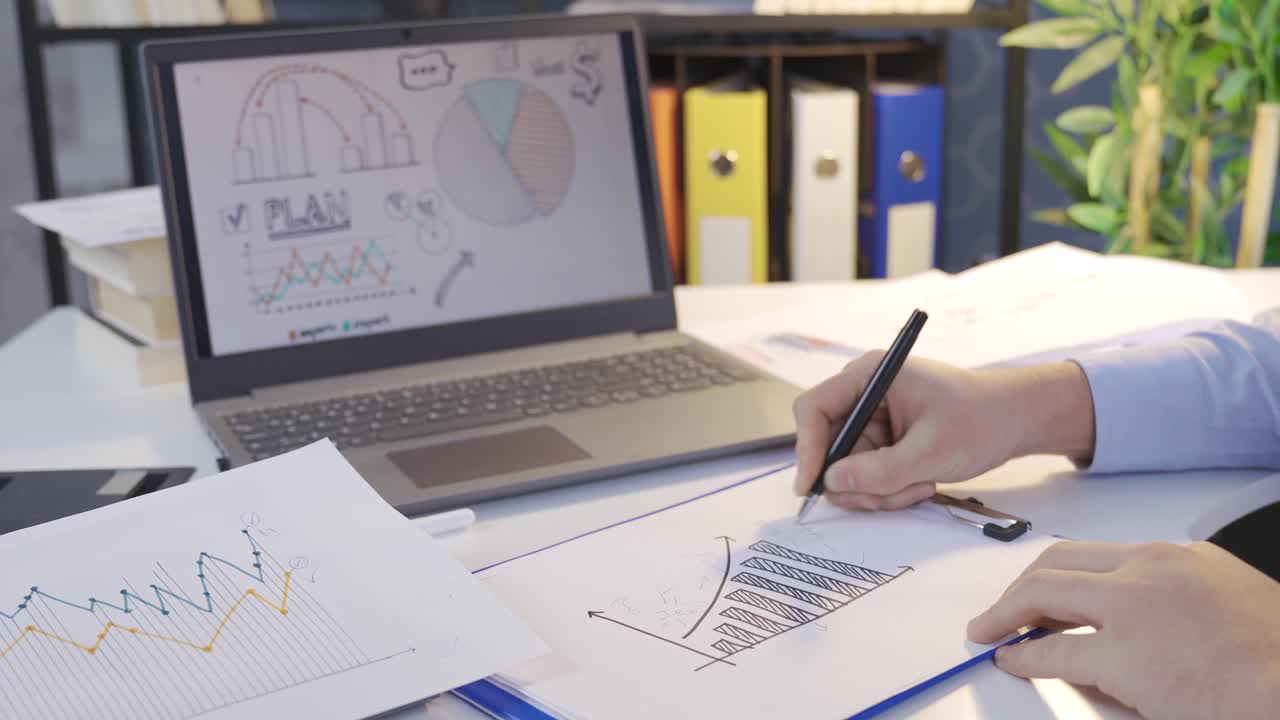 analizando los gráficos que muestran la flecha ascendente que representa el crecimiento del negocio.