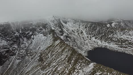 Vídeo-Panorámico-De-Drones-De-La-Cresta-De-Borde-En-Helvellyn-En-Condiciones-Nevadas-E-Invernales---Distrito-De-Los-Lagos,-Reino-Unido